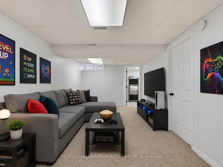 130 College Cir — Photo 33