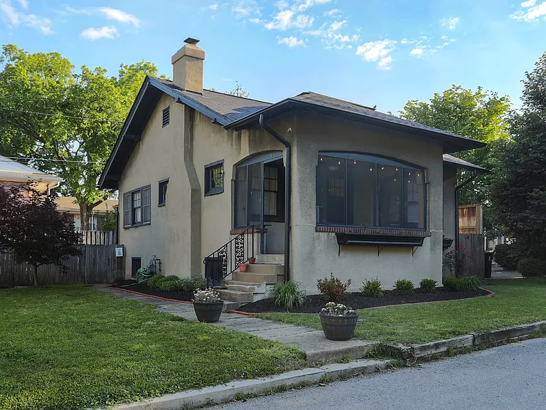 Maple Crest Ct — Photo 1