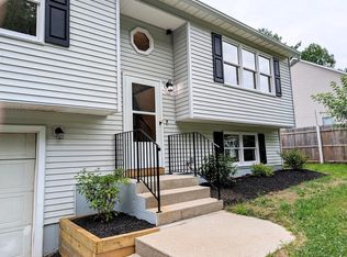 22 Pine Needle Ln, Springfield, MA 01118