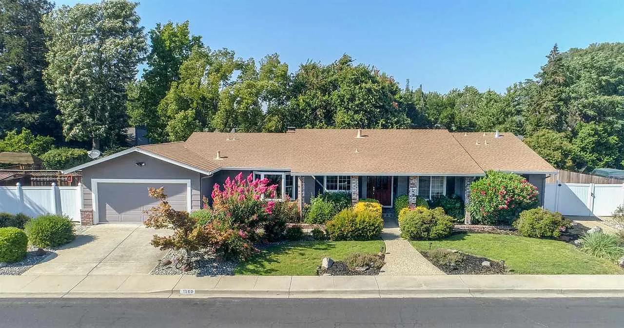 1560 Catherine Way photo 1