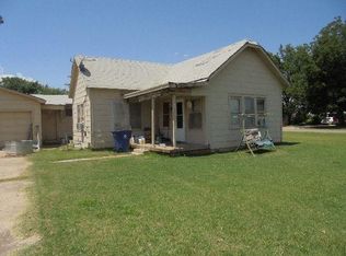 302 SE 3rd St, Lindsay, OK 73052