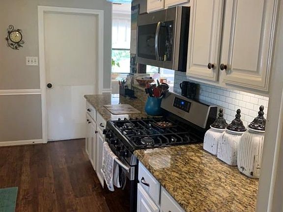 3rd image of 12806 Oak Plaza Dr
