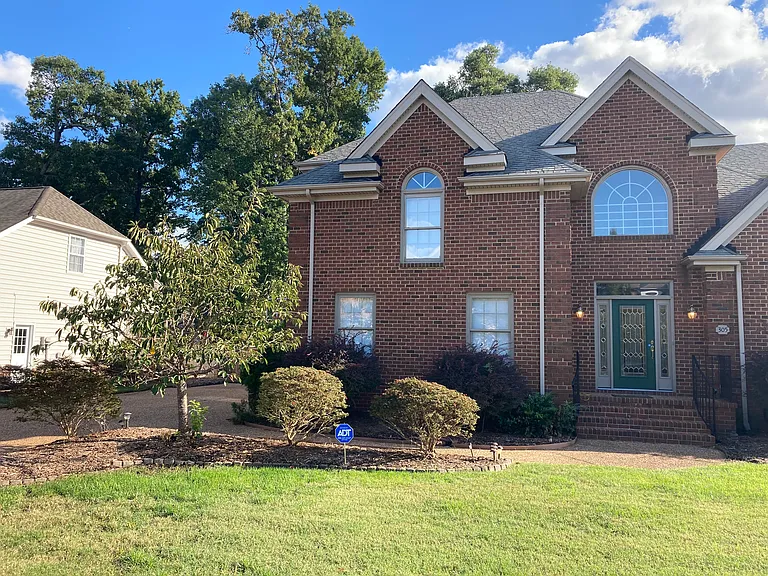 305 Fairway Ln — Photo 2