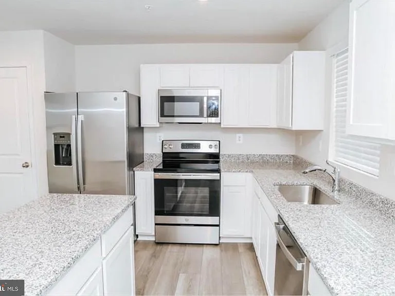 118 Charlotte St — Photo 10