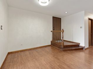 811 Cross Creek Ct APT A, Roselle, IL 60172