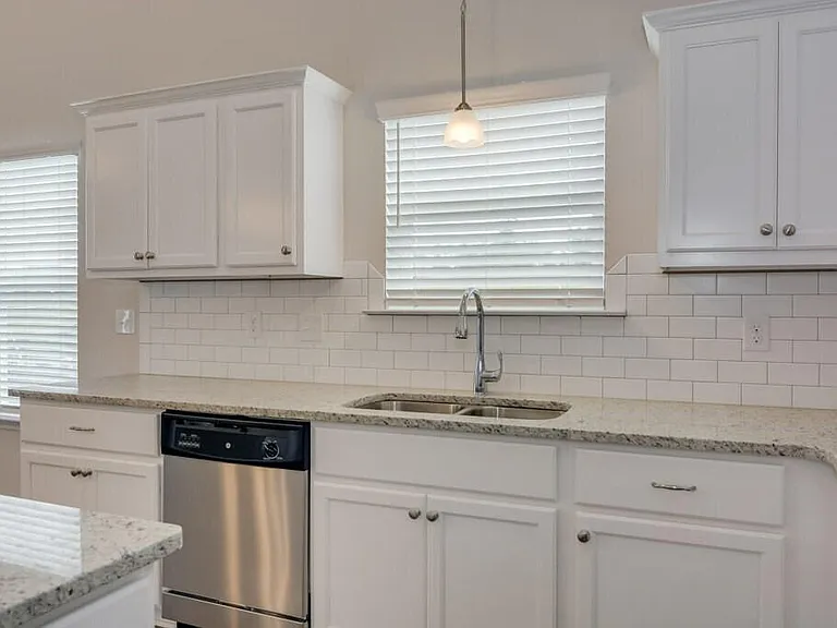 427 Amesbury Dr — Photo 7