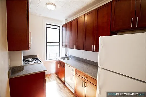 Rented by Siderow Residential Group | media 16