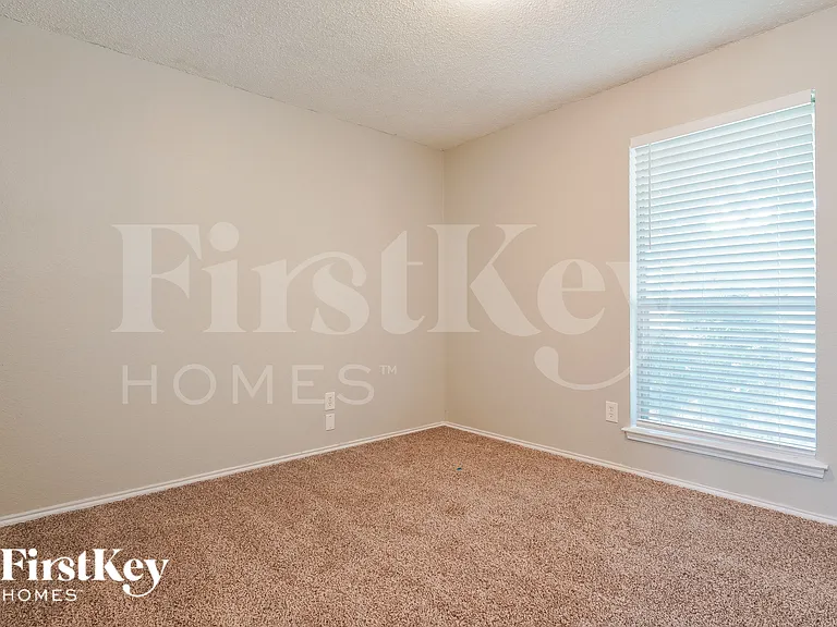5304 Tamarack Ct — Photo 16