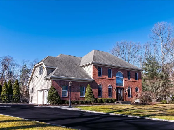 2 N Equestrian Court, Hauppauge, NY 11788