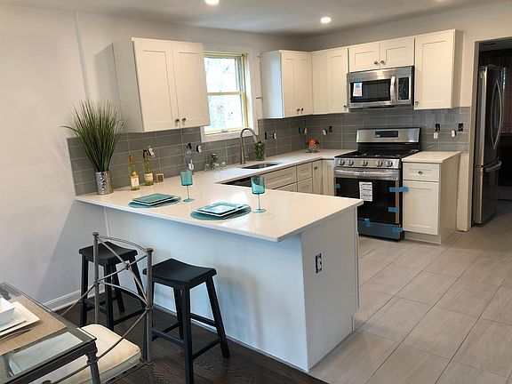 5th image of 242 Harding Dr
