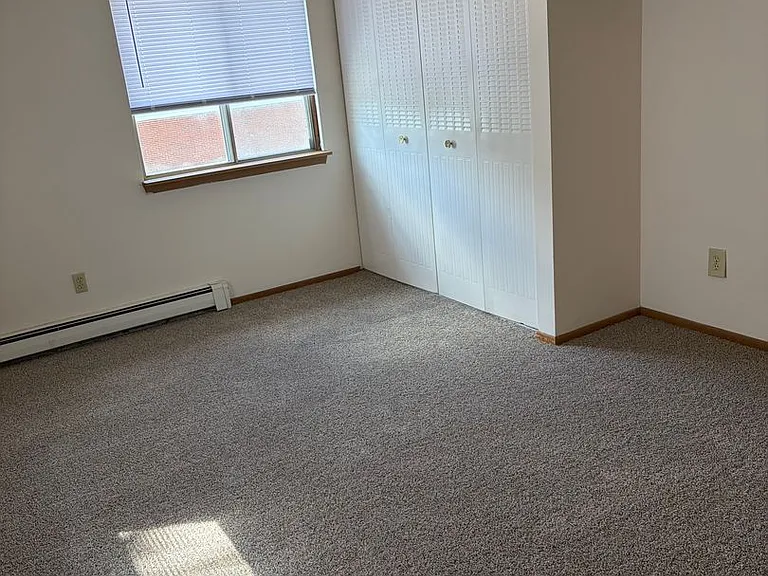 911 Fairview Dr — Photo 3