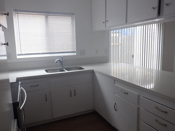 4th image of 1018 N Sacramento Ave #2