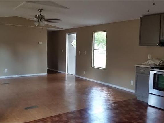 3rd image of 402 S Pine Cir