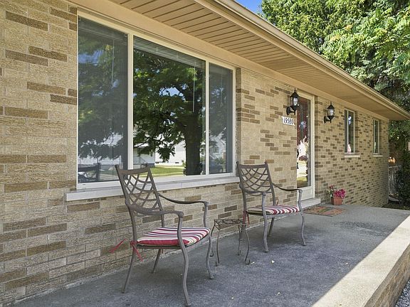 4th image of 19580 Glenn St