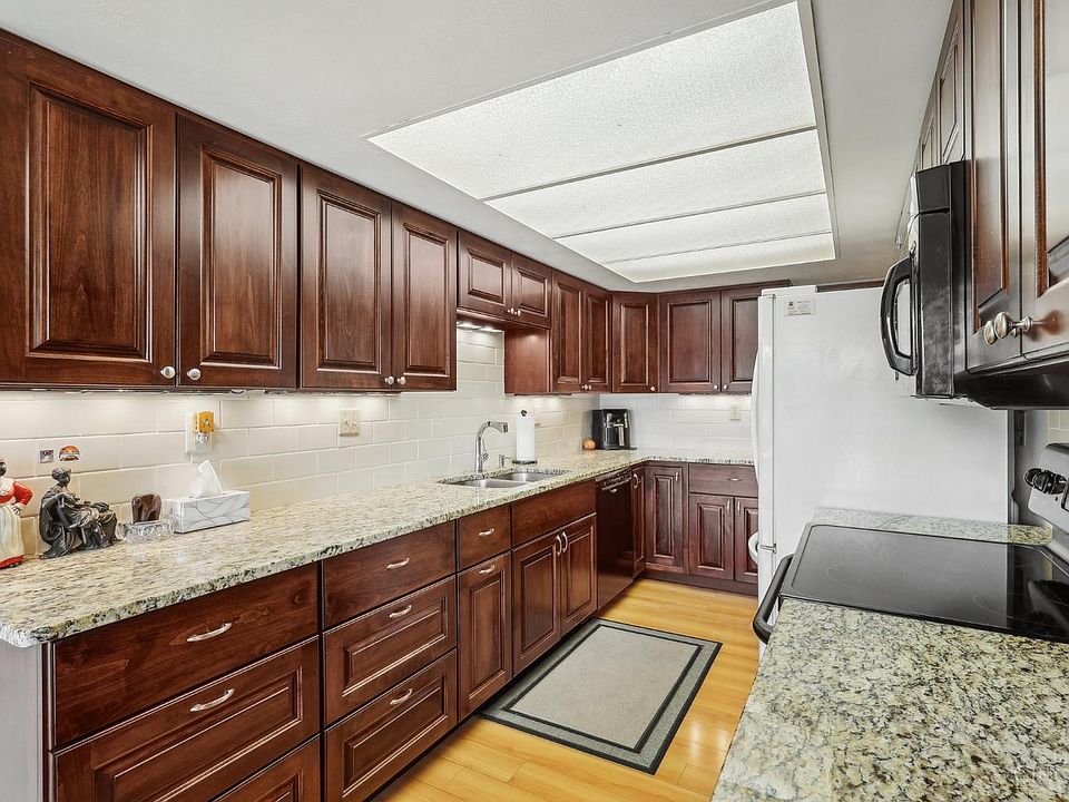 2nd image of 1909 Washington North Dr
