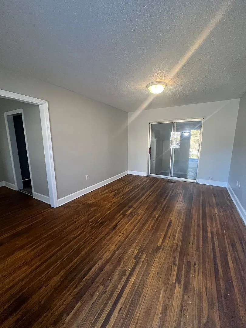 Newly Renovated House on a quiet Street — Photo 3