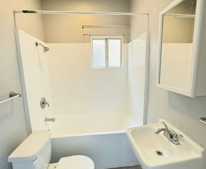 2637 E 4th St #1 — Photo 5