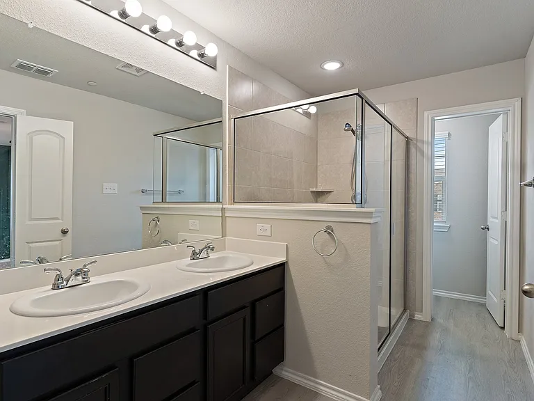 2833 Bellflower Dr — Photo 3