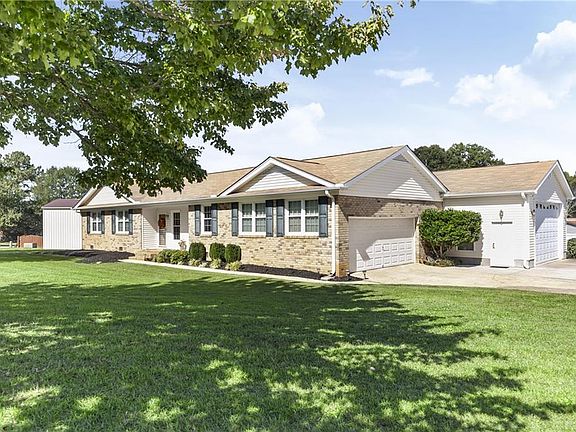 3rd image of 206 Knollwood Dr