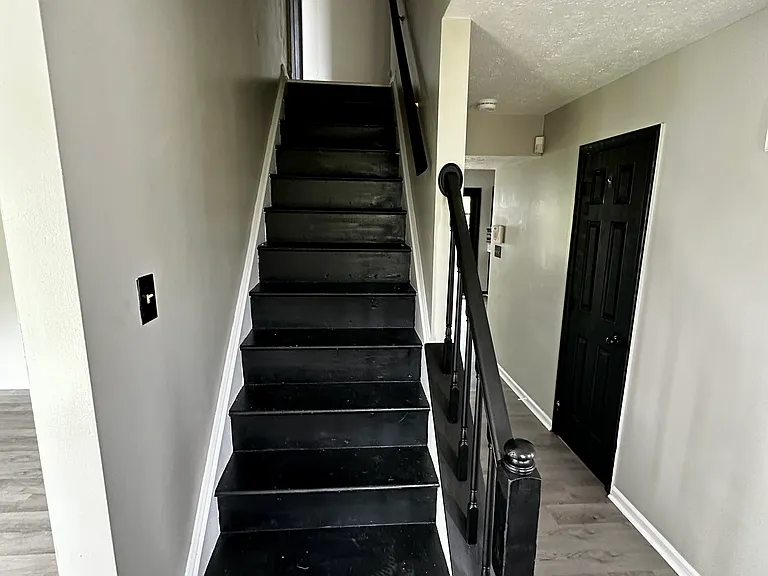 114 Fairfax Dr — Photo 2