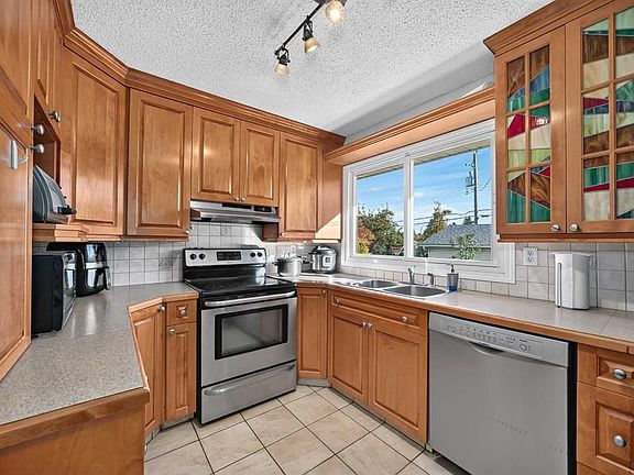 5th image of 10647 N Shillington Cres SW