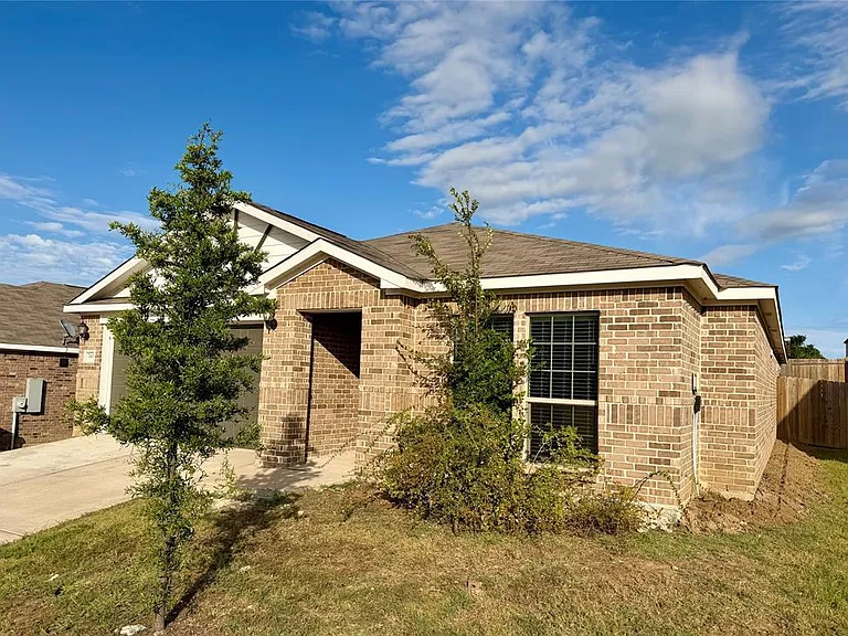 740 Saratoga Dr — Photo 2