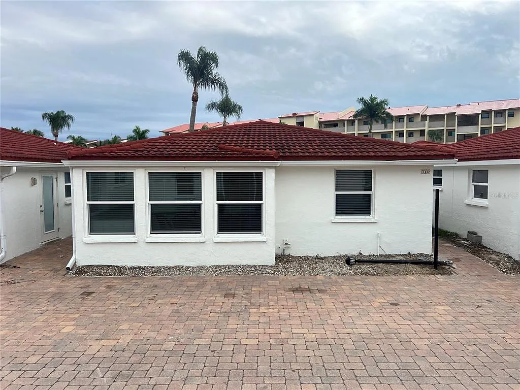 2 bed, 1.5 bath, 941 sqft, $8,370 — Photo 1