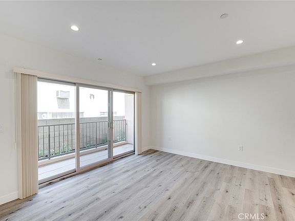 4th image of 14526 Hartland St #307