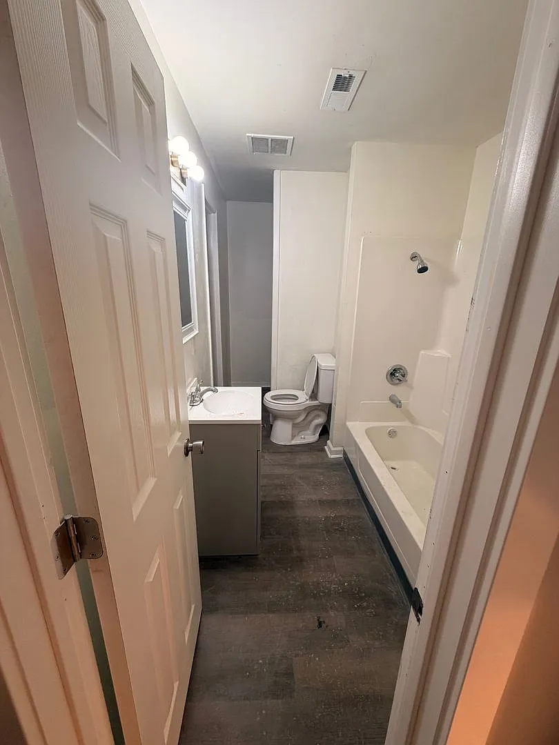 Spacious One Bedroom Located near 21st and Lafayette Rd — Photo 3