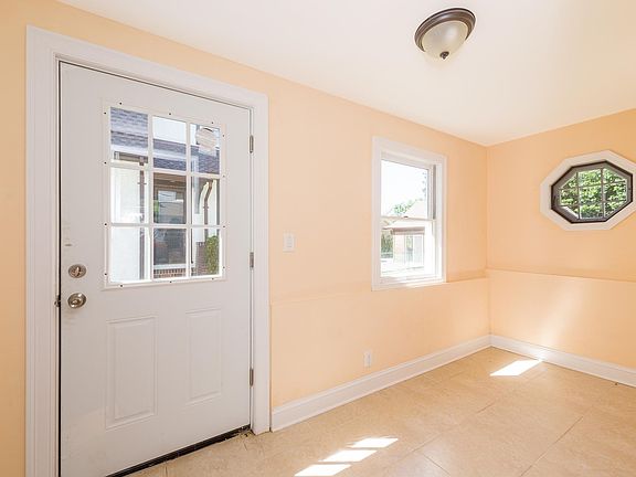 4th image of 123 Hempstead Ave Floor 1