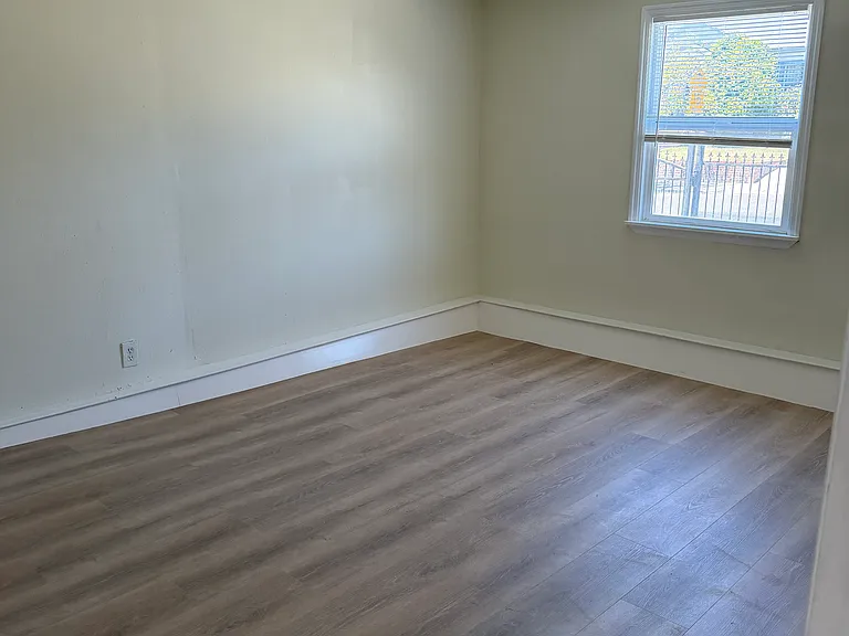 1930 Irving Ave #1930 — Photo 6