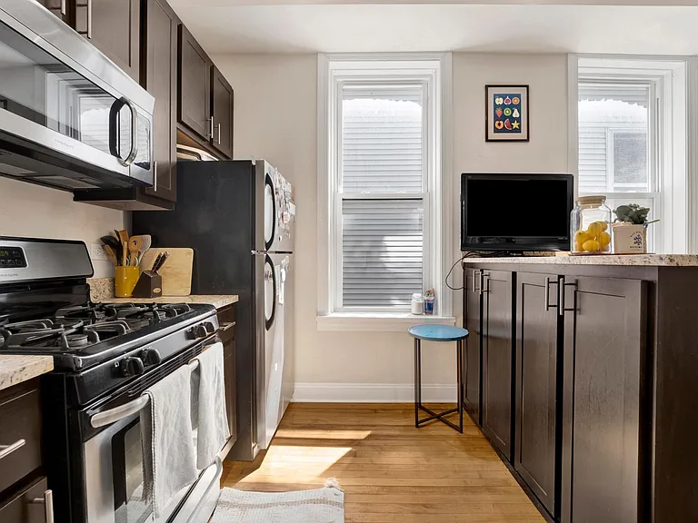 1903 W Dickens Ave #2F — Photo 4