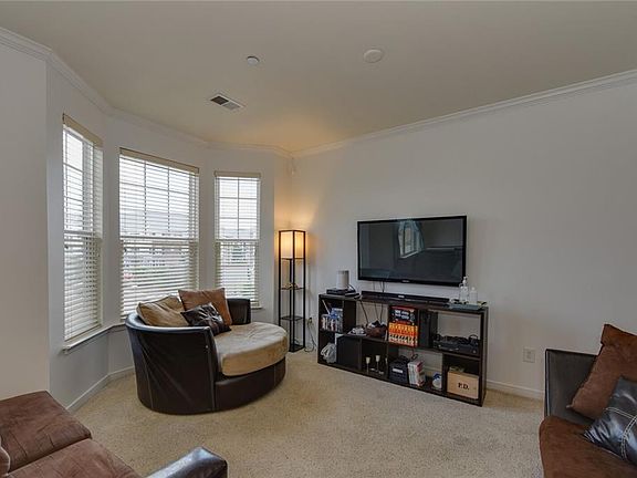 4th image of 628 Claire Ln