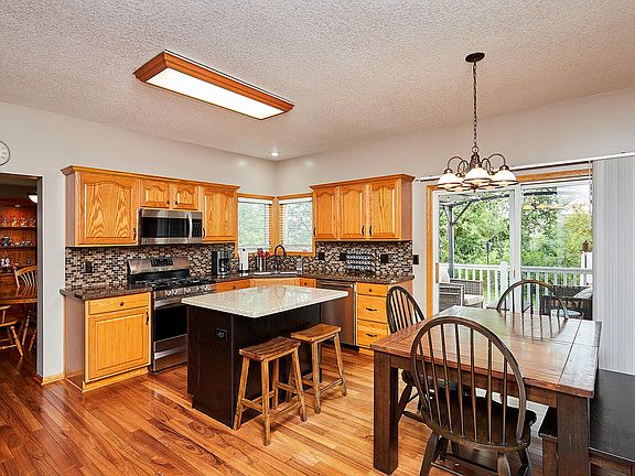 4th image of 813 NE Canterbury Dr
