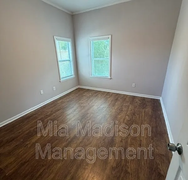 305 W 39th St — Photo 6