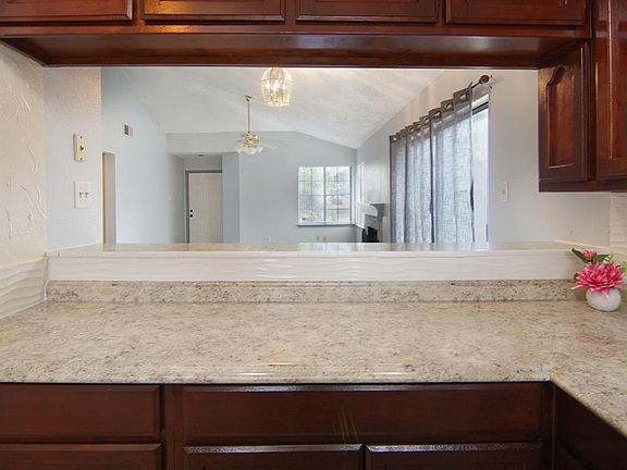 4th image of 1100 Royalcrest Dr
