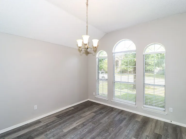 2407 Springfield Dr — Photo 5