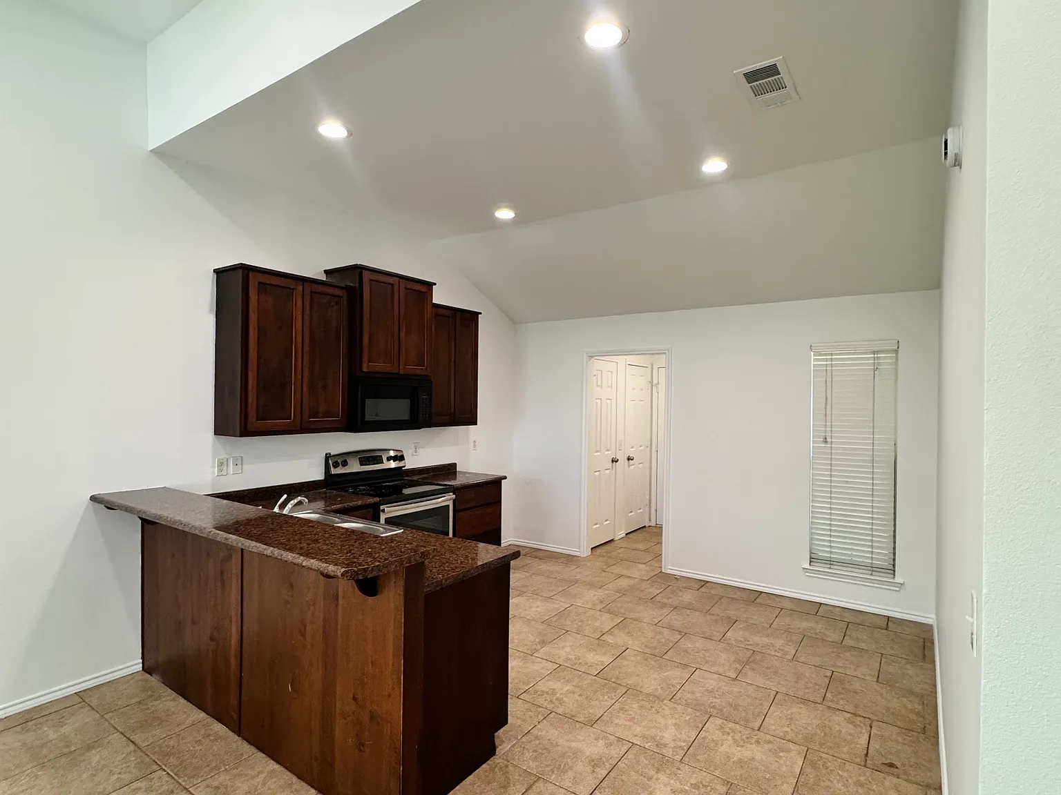 3 bed, 1200 sqft, $1,300 — Photo 3