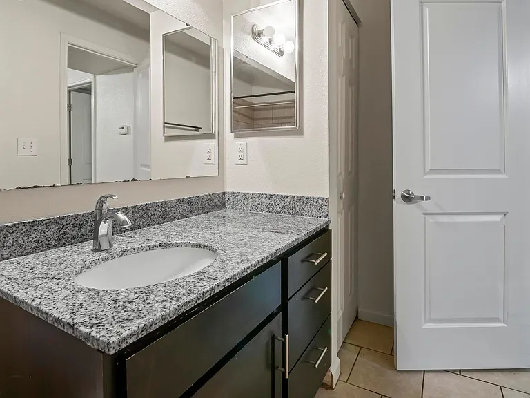 Westport Crossing Apartments — Photo 18