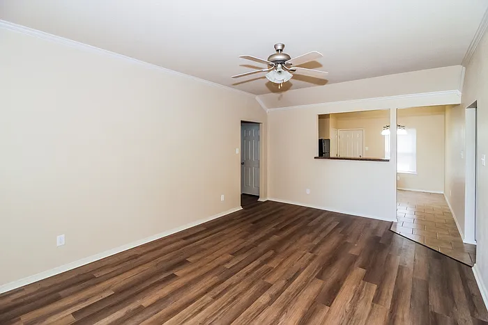3 bed, 2.0 bath, 1296 sqft, $1,545 — Photo 3