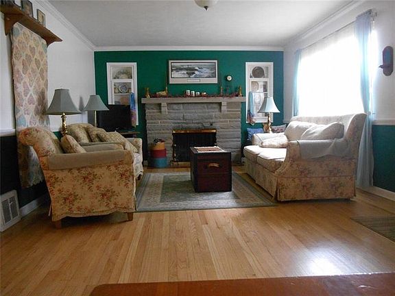 3rd image of 2560 Leslie Dr