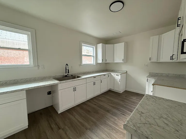 2509 Gladstone St #2 — Photo 11
