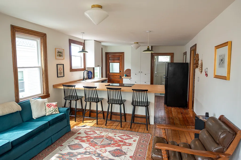 3 bed, 1.5 bath, 1325 sqft, $3,000 — Photo 2