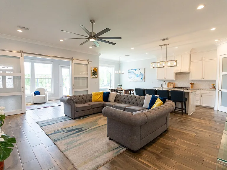 2947 Paradise Dr — Photo 2
