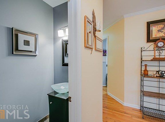 3rd image of 1055 McKendree Park Ln