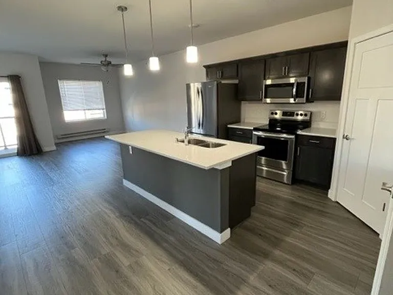 Cottage Grove Commons: 1400 N Windsor — Photo 12