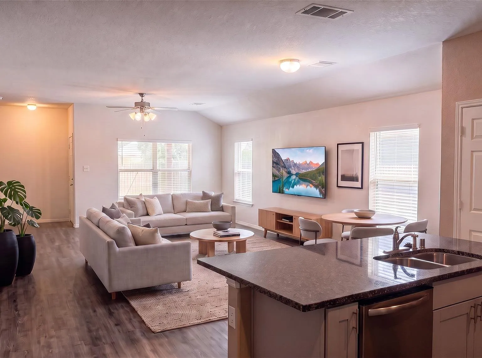 4 bed, 2.5 bath, 1930 sqft, $2,400 — Photo 4