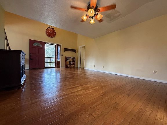 4th image of 104 Crimson St