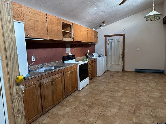 4th image of 435 Main St
