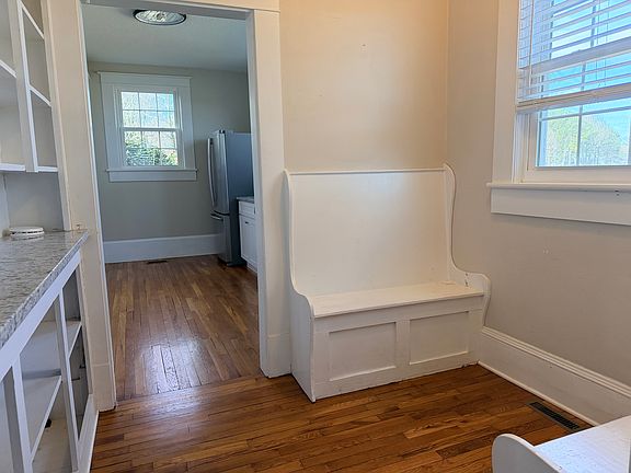 breakfast/pantry area